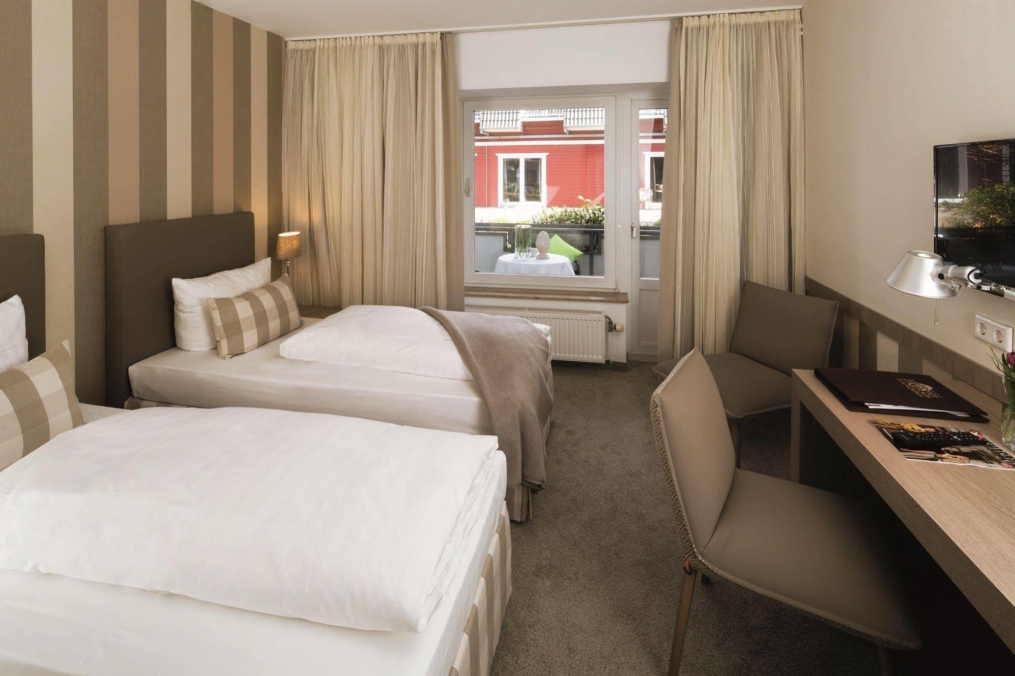 Hotel Am Schlosspark Garni Хузум Екстериор снимка